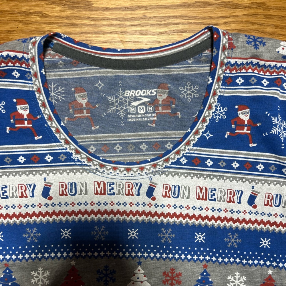 Women’s Brooks Festive Holiday Running Shirt Blue with Print Size Medium - Picture 2 of 3